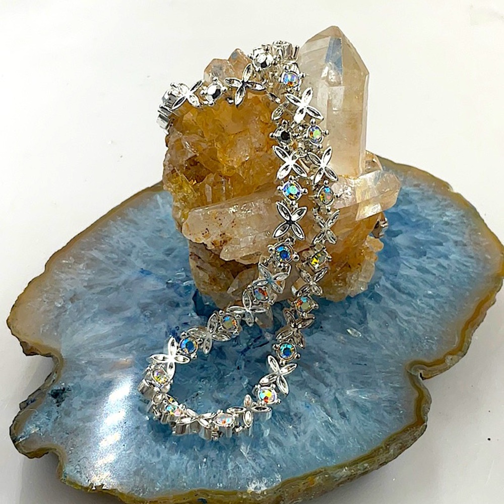 16”ElegantSilverNecklace W/Four Petal Flowers AlternatingWithSparkling Crystals - Picture 5 of 6
